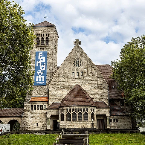 Lutherkirche am Stadion mit FanDOM Banner