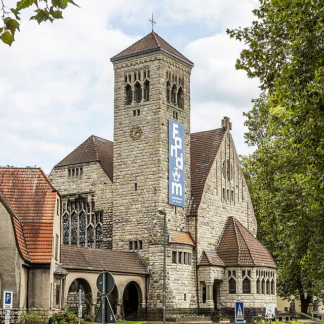 Die Lutherkirche am Stadion von Außen